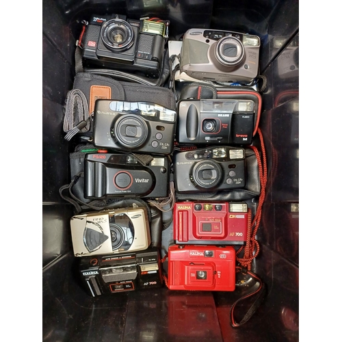 691 - A collection of compact cameras to include Braun, Fujifilm, Samsung, Halina etc.