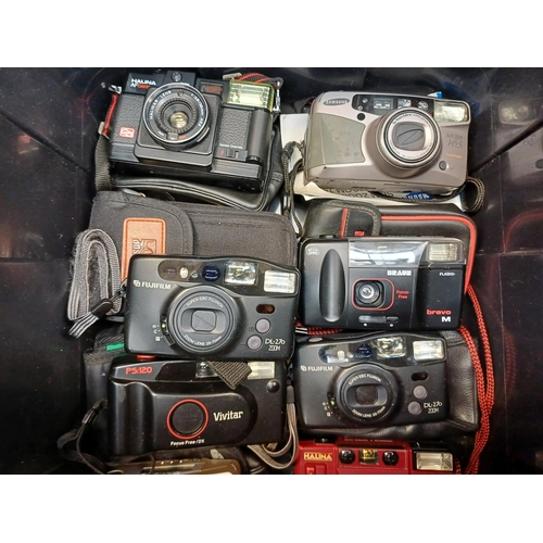 691 - A collection of compact cameras to include Braun, Fujifilm, Samsung, Halina etc.