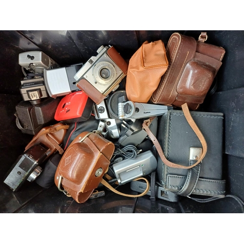 707 - A collection of vintage cameras