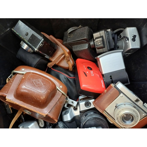 707 - A collection of vintage cameras