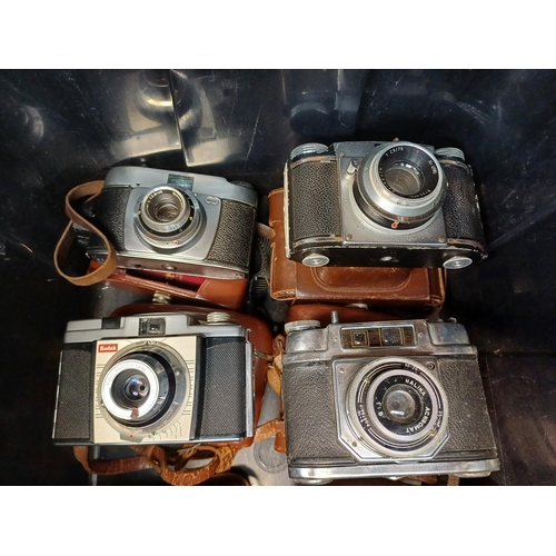 712 - Eight vintage cameras