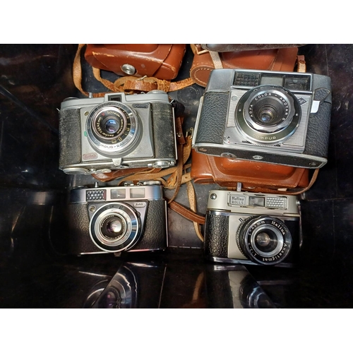 712 - Eight vintage cameras