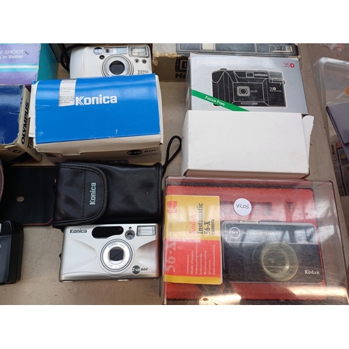 728 - A collection of boxed cameras to include Olympus AZ-3000 Superzoom, Konica Z-UP80E, Olympus Trip AFS... 