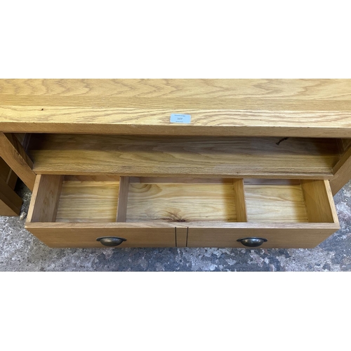 107 - A modern oak corner TV stand - approx. 48cm high x 90cm wide x 44cm deep