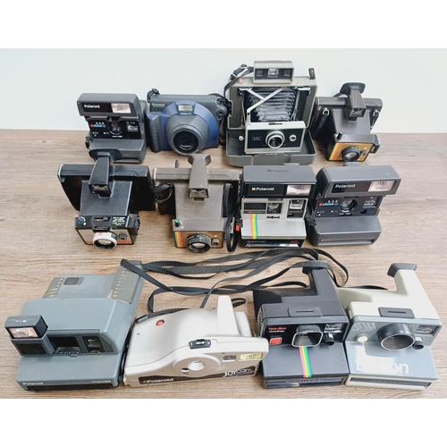 950 - Twelve instant cameras to include Fujifilm Instax 100, Polaroid The Button, Polaroid 636 Close-Up, P... 