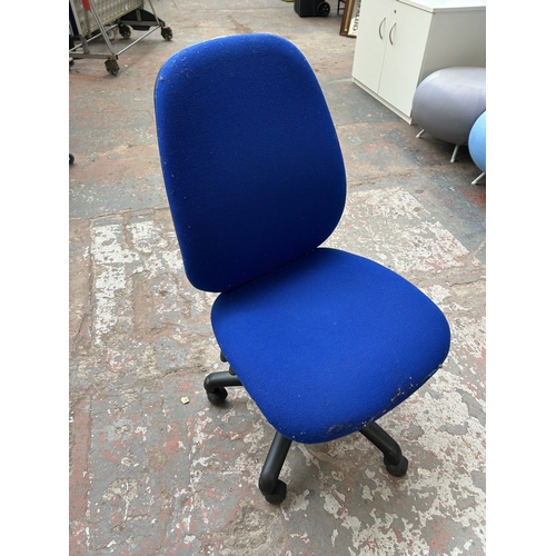 319 - A modern black plastic and blue fabric swivel office desk chair