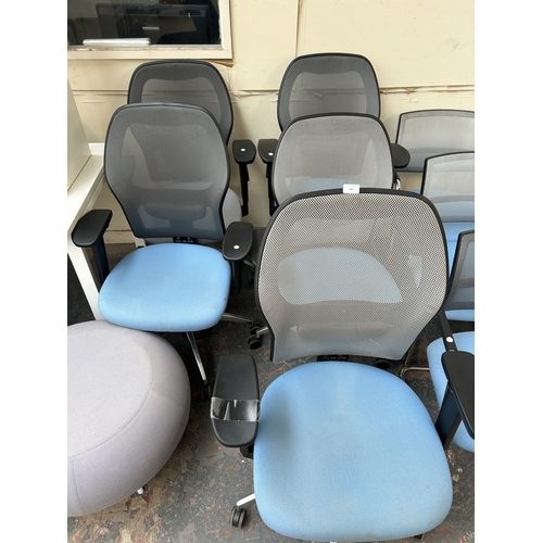 321 - Five modern black plastic and chrome plated swivel office desk chairs with blue fabric seats and gre... 