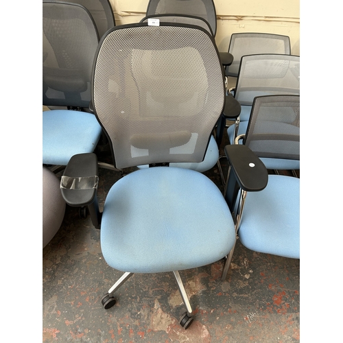 321 - Five modern black plastic and chrome plated swivel office desk chairs with blue fabric seats and gre... 