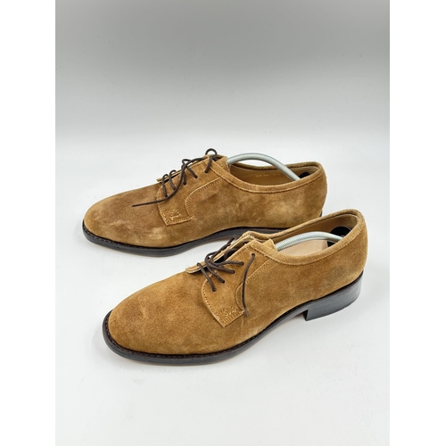 735 - A pair of boxed Samuel Windsor Handmade brown suede men's shoes - size 7½