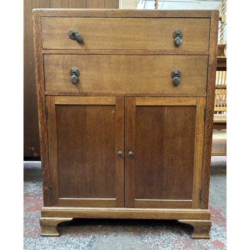 108 - A 1930s oak linen cabinet - approx. 104cm high x 75cm wide x 44cm deep