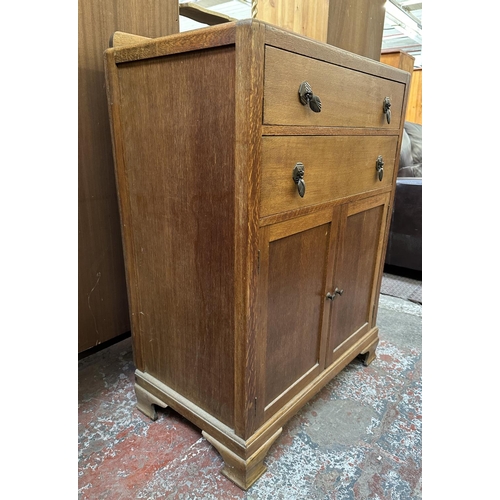 108 - A 1930s oak linen cabinet - approx. 104cm high x 75cm wide x 44cm deep
