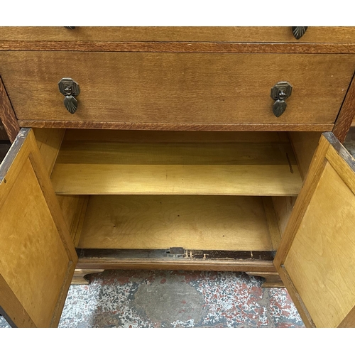 108 - A 1930s oak linen cabinet - approx. 104cm high x 75cm wide x 44cm deep