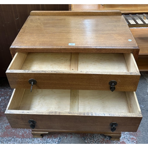 108 - A 1930s oak linen cabinet - approx. 104cm high x 75cm wide x 44cm deep