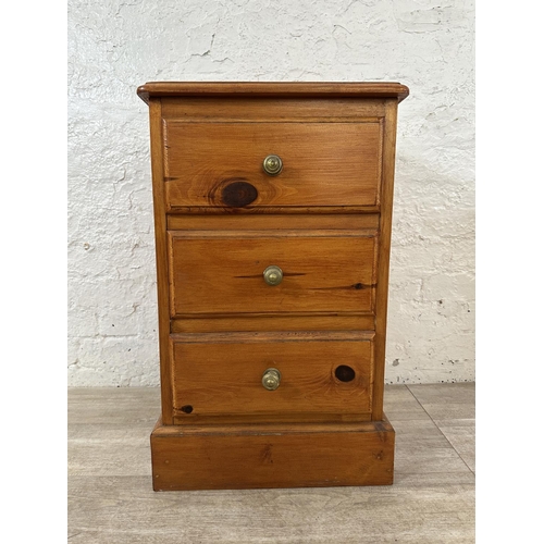 118 - A pine bedside chest of drawers - approx. 71cm high x 44cm wide x 43cm deep