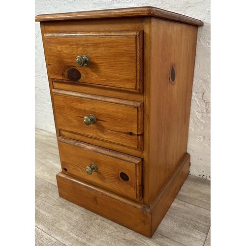 118 - A pine bedside chest of drawers - approx. 71cm high x 44cm wide x 43cm deep