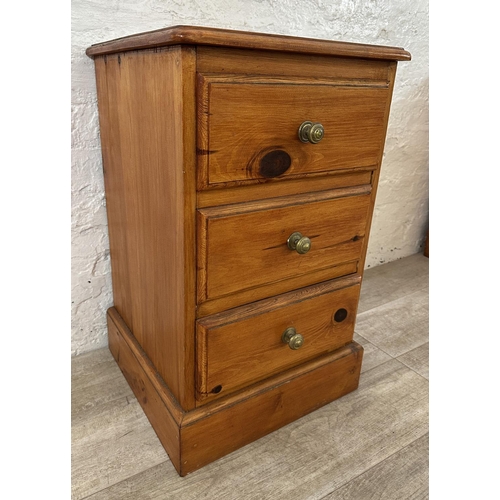 118 - A pine bedside chest of drawers - approx. 71cm high x 44cm wide x 43cm deep