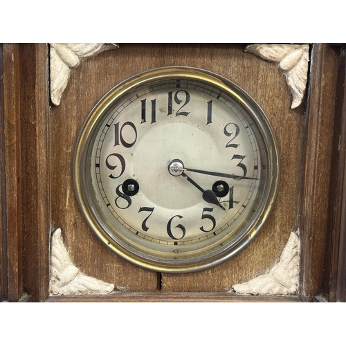 233 - A late 19th/early 20th century mahogany cased chiming mantel clock with pendulum - approx. 28cm high... 