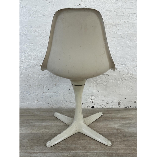 302 - A mid 20th century Maurice Burke for Arkana white moulded plastic swivel Tulip dining chair - approx... 