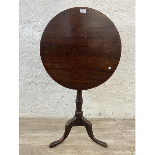 93 - A George III mahogany circular tilt top tripod pedestal occasional table - approx. 103cm high when t... 