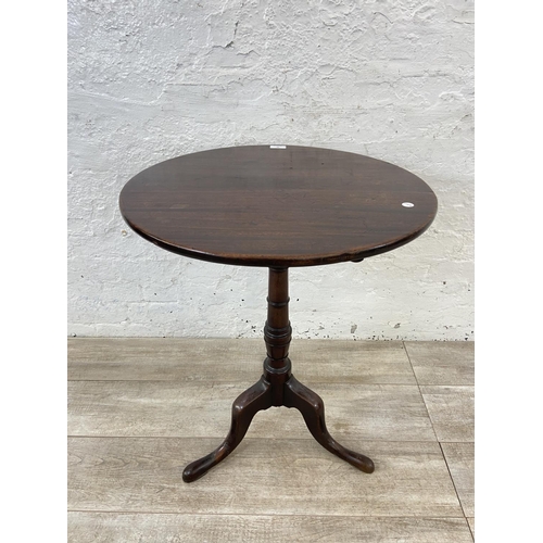 93 - A George III mahogany circular tilt top tripod pedestal occasional table - approx. 103cm high when t... 