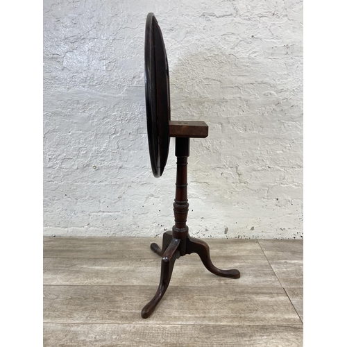 93 - A George III mahogany circular tilt top tripod pedestal occasional table - approx. 103cm high when t... 