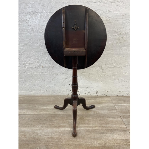 93 - A George III mahogany circular tilt top tripod pedestal occasional table - approx. 103cm high when t... 