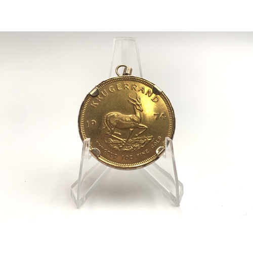 2319 - A 1974 1oz fine gold Krugerrand coin in yellow metal mount - approx. gross weight 35.7g