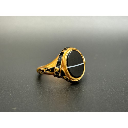 A Victorian hallmarked 18ct gold banded agate and enamel mourning ring, size M - approx. gross weight 6.8g