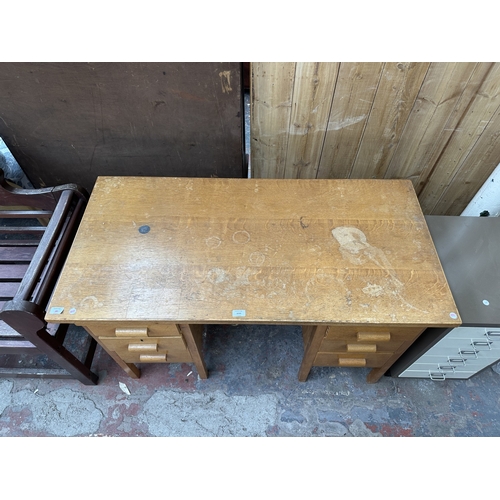 1030 - A mid 20th century oak pedestal writing desk - approx. 77cm high x 123cm wide x 61cm deep
