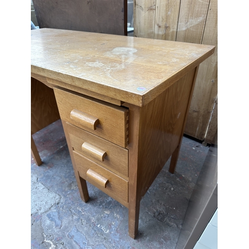 1030 - A mid 20th century oak pedestal writing desk - approx. 77cm high x 123cm wide x 61cm deep