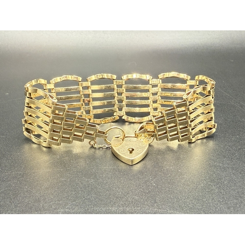 A 9ct gold gate bracelet with 9ct gold heart padlock clasp - approx. gross weight 19.5g