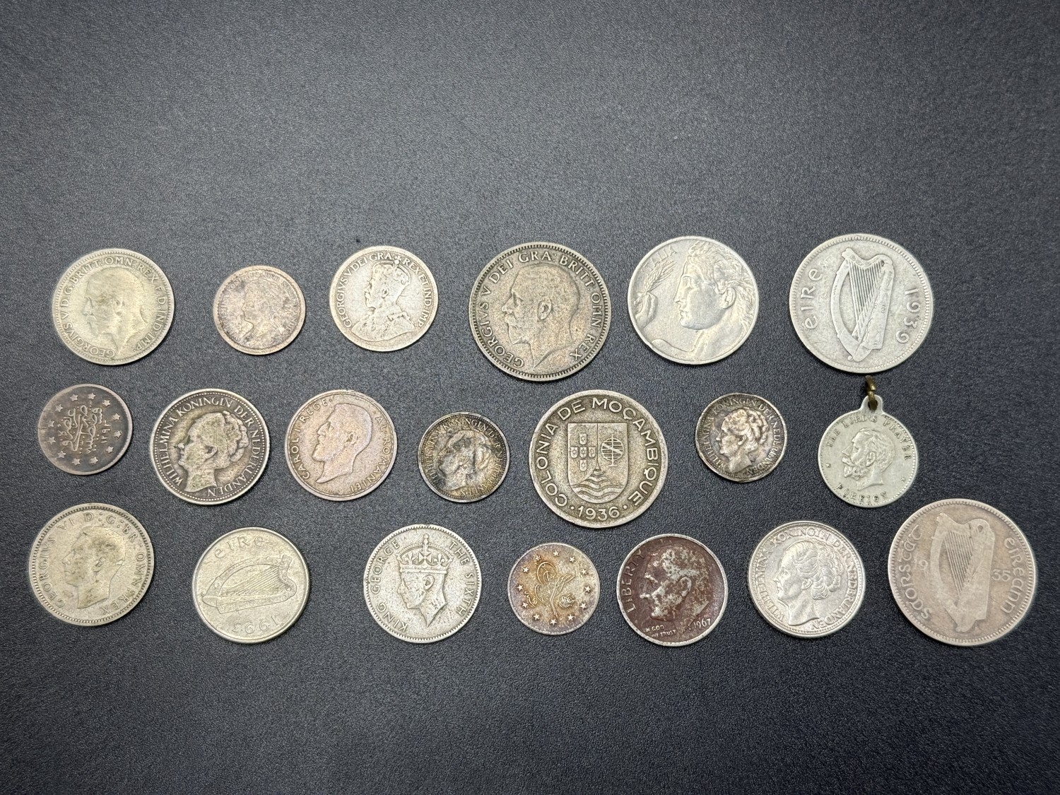 A collection of world coins with silver examples to include 75% 1935 ...