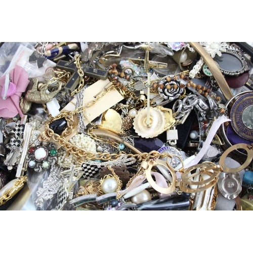 285 - A collection of costume jewellery and accessories to include pin badges, necklaces etc.