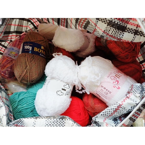 348 - A large quantity of knitting yarn to include Hayfield 100% acrylic, Patons 63% new wool, Spinning Wh... 