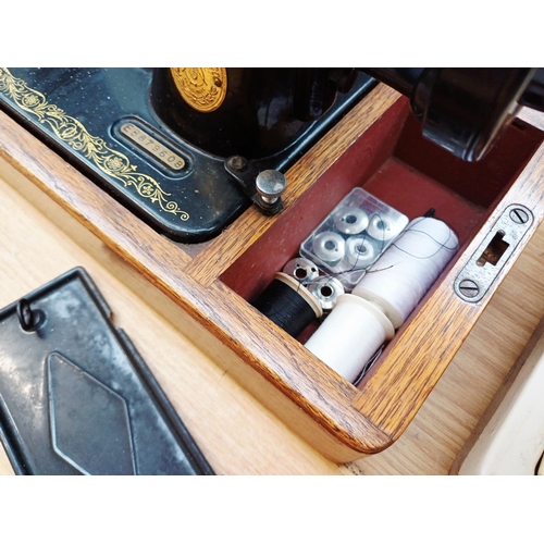 364 - A cased 1938 Singer 99K hand-crank sewing machine with accessories