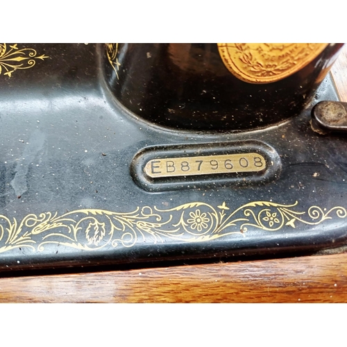 364 - A cased 1938 Singer 99K hand-crank sewing machine with accessories