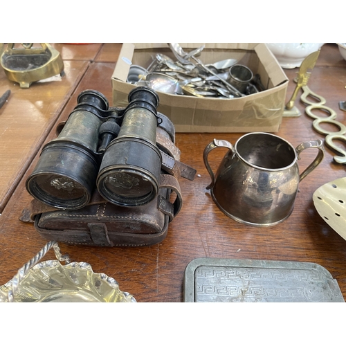 250 - A collection of antique and later metalware to include horse brasses, silver plated cutlery, French ... 