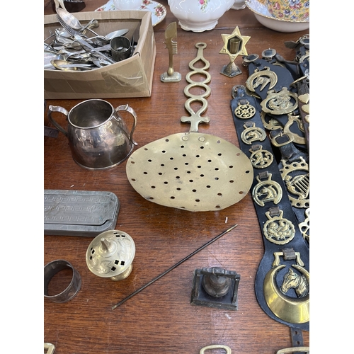 250 - A collection of antique and later metalware to include horse brasses, silver plated cutlery, French ... 