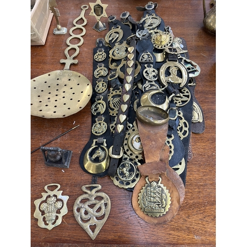 250 - A collection of antique and later metalware to include horse brasses, silver plated cutlery, French ... 