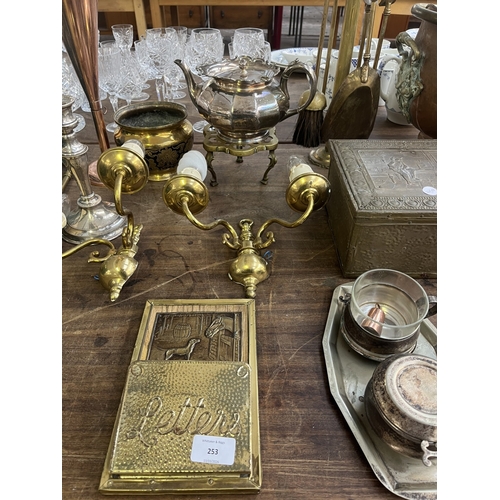 253 - Approx. twenty three pieces of 19th century and later metalware to include brass fireside companion ... 