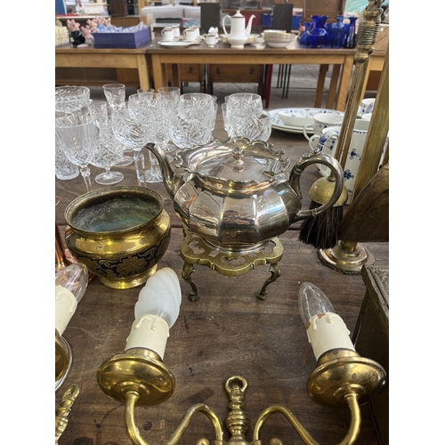 253 - Approx. twenty three pieces of 19th century and later metalware to include brass fireside companion ... 