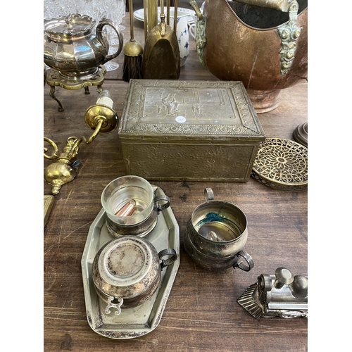 253 - Approx. twenty three pieces of 19th century and later metalware to include brass fireside companion ... 