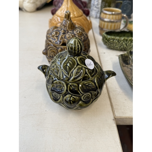246 - Thirteen pieces of ceramics to include two Sadler Cucumber dishes, two Sadler Beetroot storage jars ... 