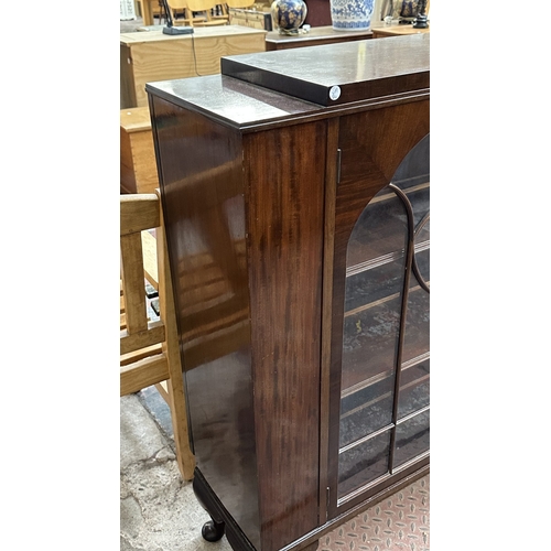 33 - An early 20th century mahogany display cabinet - approx. 116cm high x 121cm wide x 33cm deep
