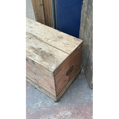 51 - A late 19th/early 20th century pine tool chest/blanket box - approx. 42cm high x 80cm wide x 44cm de... 