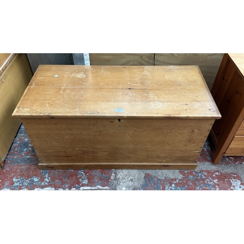 72 - A Victorian pine blanket box - approx. 47cm high x 97cm wide x 45cm deep