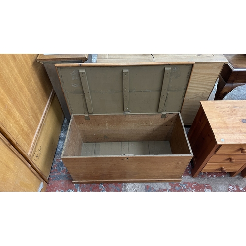 72 - A Victorian pine blanket box - approx. 47cm high x 97cm wide x 45cm deep