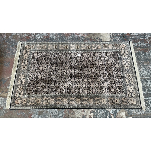87A - A mid/late 20th century machine woven rug - approx. 160cm x 94cm
