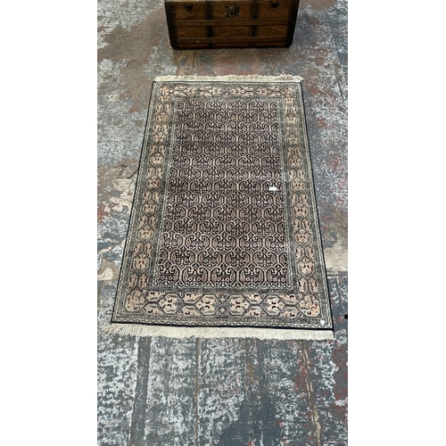 87A - A mid/late 20th century machine woven rug - approx. 160cm x 94cm