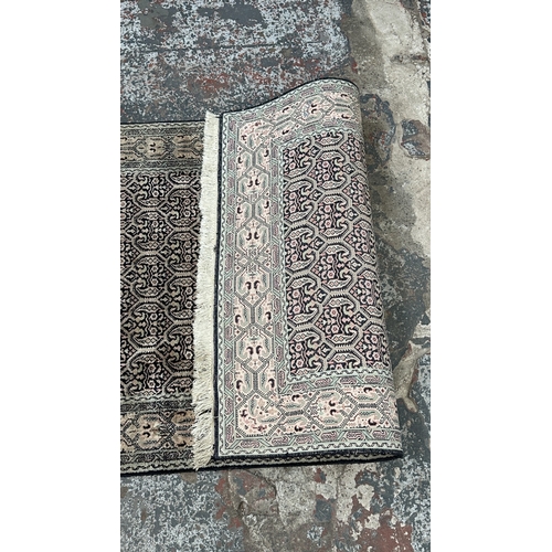 87A - A mid/late 20th century machine woven rug - approx. 160cm x 94cm